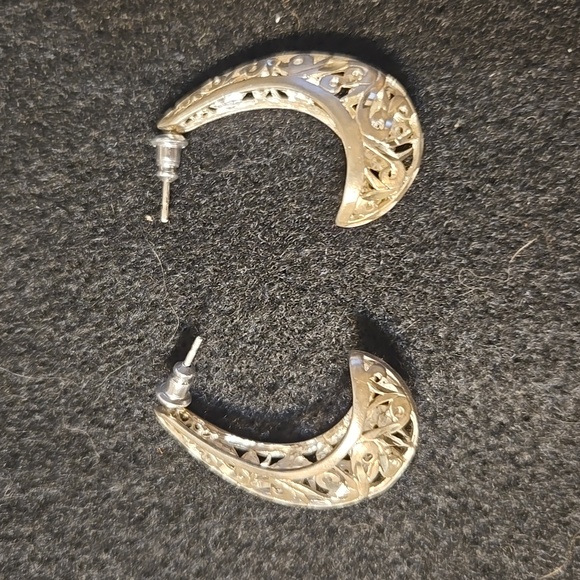 unmarked Jewelry - Classy Sterling silver earrings 1" X 1.25"